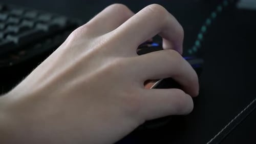 Spieler, der während der Pandemie zu Hause Gaming-Maus mit Gaming-Computer-Setup verwendet