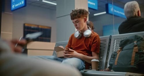 Sala de embarque do Airline Hub Adolescente comendo fast food esperando o atraso do voo de avião