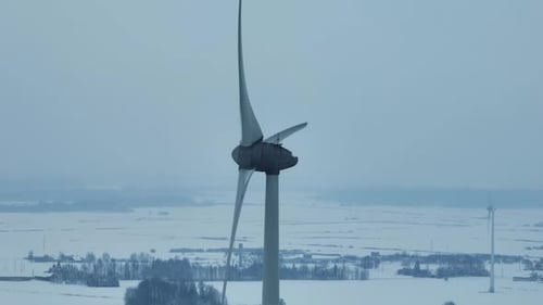 Die Windmühle dreht sich und produziert im Winter grüne Energie. Saubere Energie wird mit dem h erzeugt