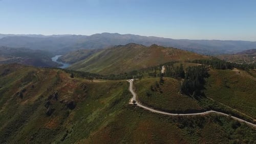 Um vale pitoresco cercado por montanhas majestosas