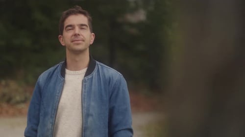 Hombre mirando un árbol