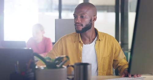 Oficina, ordenador y portátil del empresario con tecnología de la información, software de la empresa