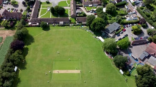 Vídeo 4K volando sobre un magnífico escenario para un partido de cricket en un pueblo de Kent, Reino Unido.