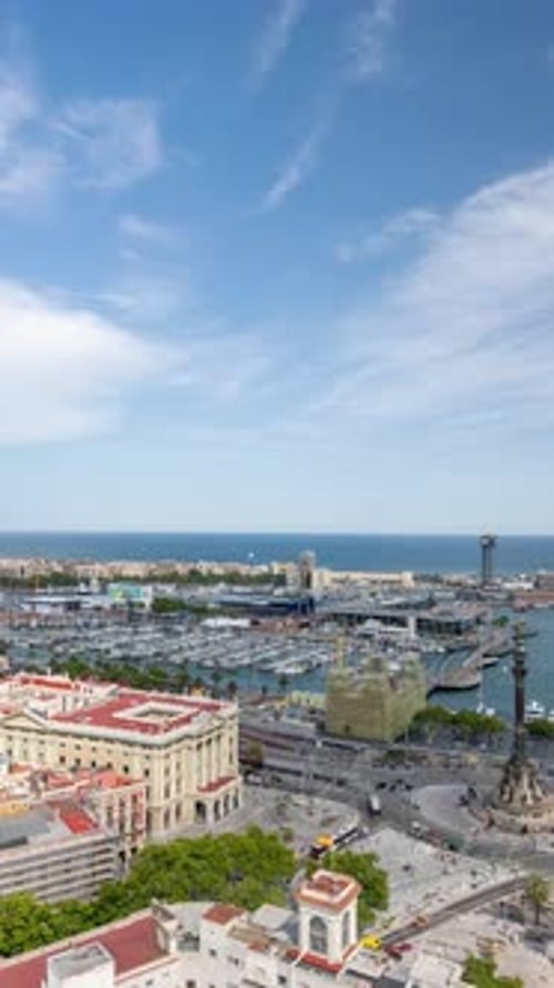 El horizonte del puerto y el puerto de Barcelona fotografiados desde un punto de vista alto en vertical