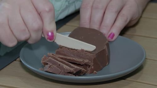 Frau schneidet Karamell.