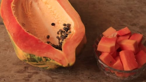 frische Papayafrucht isoliert auf Holzuntergrund