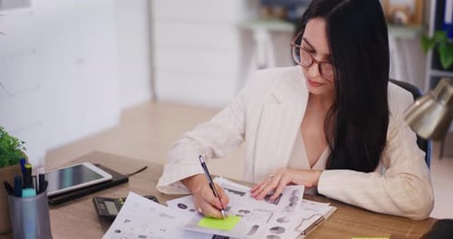 Erfolgreiche Geschäftsfrau analysiert Finanzbericht im Amt