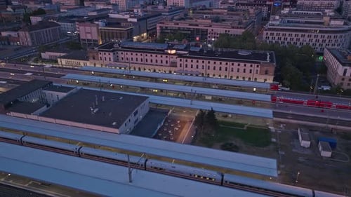 Luftaufnahme des Magdeburger Hauptbahnhofs bei Sonnenuntergang, Deutschland