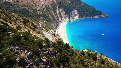 Vue Aérienne et Cinématique par Drone de la Plage de Myrtos en Céphalonie. L'un des plus spectaculaires