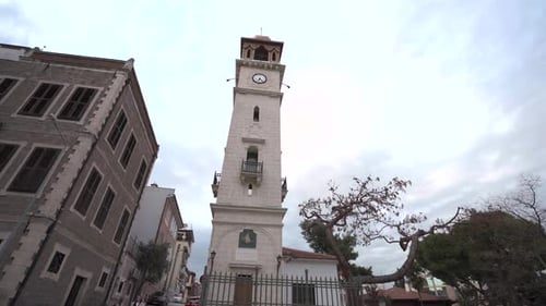 Blick auf den historischen Glockenturm in Balikesir, Türkei 4K