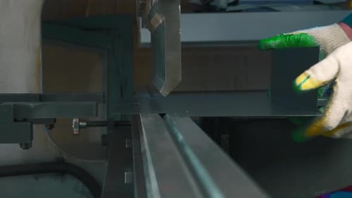 The process of metal sheet bending on a CNC bending machine