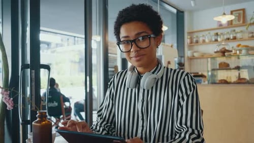Young business woman relaxing in a cafe.