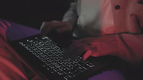 Nahaufnahme des Entwicklers von Freelancer beim Coworking beim Tippen von Programmcode auf der Laptop-Tastatur