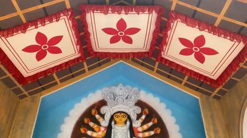 Joliment décoré à l'intérieur d'un pandal de Dura Puja (temple temporaire construit pour le festival de Durga Puja) à