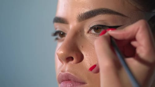 Modisches Make-up für junge sexy Frauen, Nahaufnahme, Gesicht, kosmetische Wimperntusche, Visagistin, aufzutragen