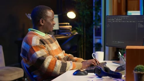 Científico informático afroamericano en el Ministerio del Interior: Código de programación en PC