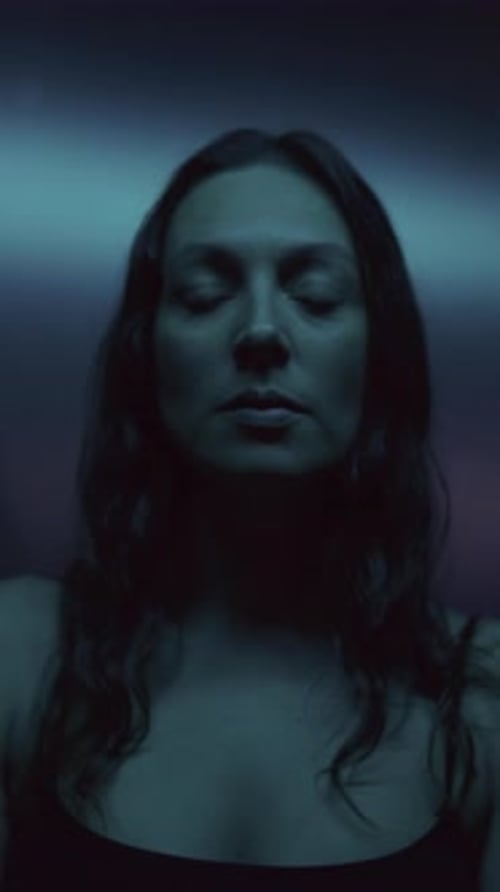 Belle femme en éclairage bleu avec des traînées de lumière chaude scintillantes