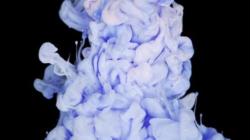 Infusion de paillettes éthérées, encre bleue et rose se répandant dans l'eau sur fond abstrait