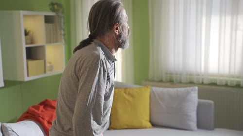 El anciano de su casa tiene problemas de salud y no se siente bien en términos de salud.