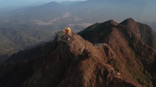Schwenken Sie um den Berggipfel mit Glasbrücke und Touristenattraktion an der Spitze.