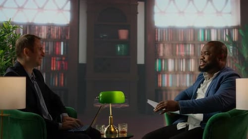 Une équipe de divers agents secrets analysant les preuves et les documents de la bibliothèque du siège