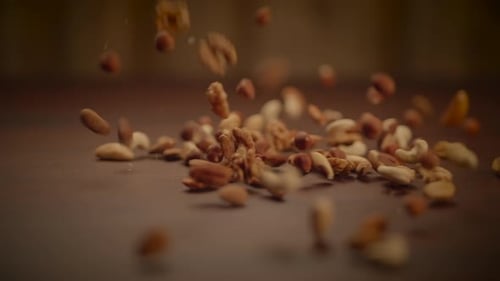 Gemischte Mandelnüsse Pekannüsse Walnüsse Cashewnüsse Haselnüsse auf Holztisch