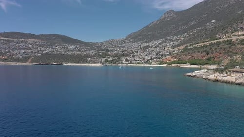 Luftaufnahme der Stadt Kalkan mit Jachthafen, Yachten, Häusern und Straßen