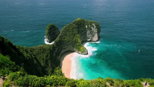 Paradies an der Bergküste der Insel Nusa Penida mit Sandstrand Kelingking in Bali Rocky Bay mit