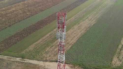 Luftkreisaufnahme der Mobilfunkantenne auf ländlicher Feldlandschaft