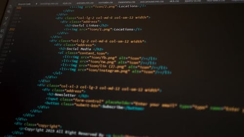 Le développeur parcourt le code HTML sur l'écran de l'ordinateur. Code de programmation de défilement de code de page Web HTML