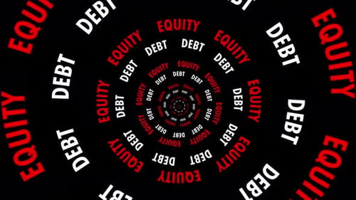 Túnel infinito de palabras sobre capital y deuda en bucle sobre un fondo negro