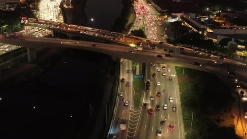 Vista aérea da Marginal Pinheiro com a ponte Eusebio Matoso, à noite, São Paulo, Brasil