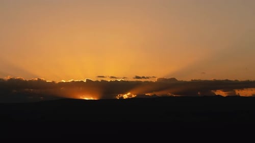 Herrlicher Goldener Sonnenaufgang im Zeitraffer
