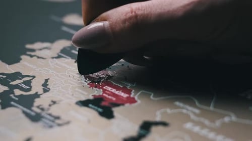 Main féminine grattant la surface d'une carte à gratter avec le pays polonais