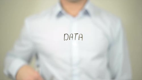 Data Man escribiendo en pantalla transparente