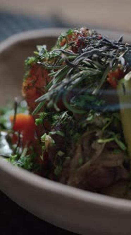Ensopado de carne aromático com ervas defumadas