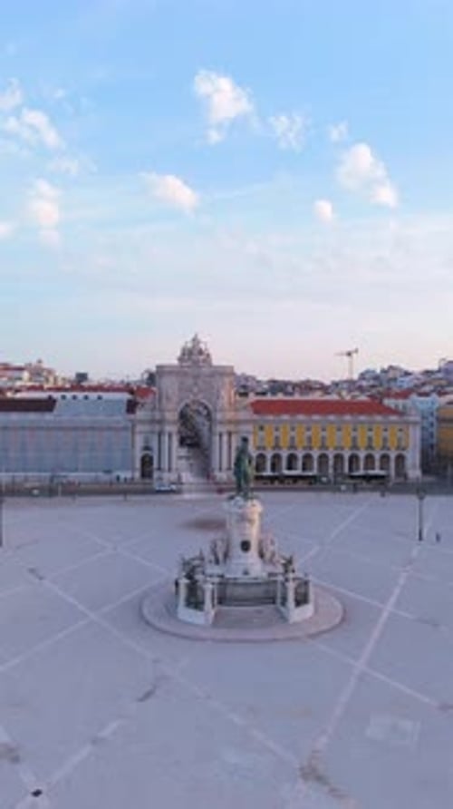 Vue aérienne de la Praça do Comercio et de l'arche de la Rua Augusta, au Portugal.
