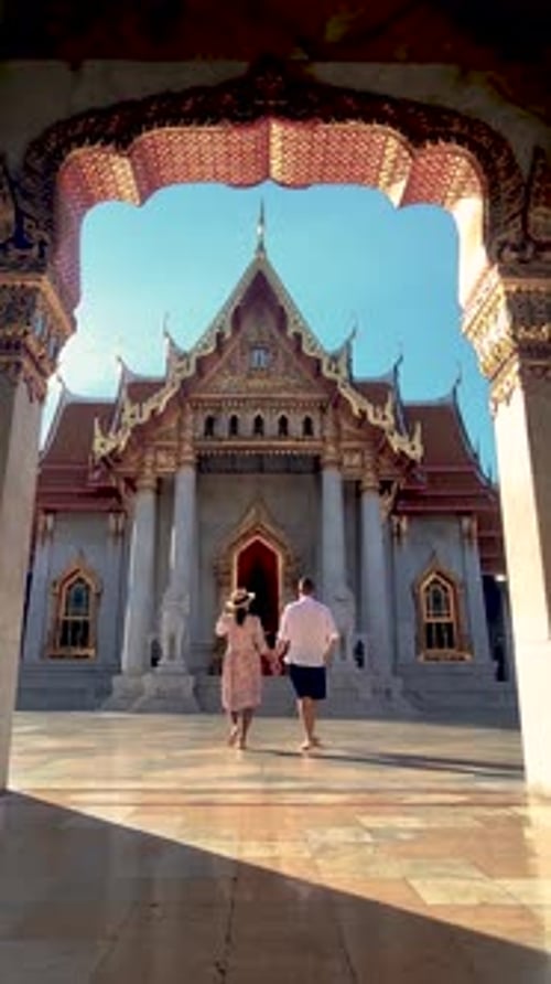 Promenade romantique dans un magnifique temple en Thaïlande sous un ciel bleu vif