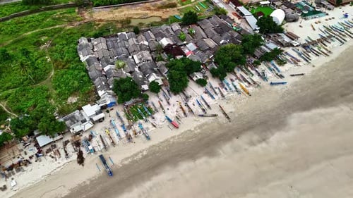 Los barcos de pesca tradicionales indonesios Jukung Outrigger bordean la playa de Selong Belanak