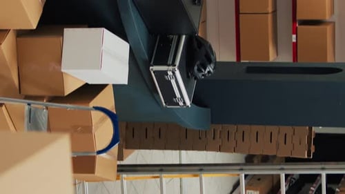 Espace de rangement vidéo vide vertical avec espace de bureau et étagères ou supports