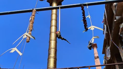 Dwajasthambam avec son gopuram et ses fleurs décorées au temple de Balaji, à Kodangal, à Tandur,