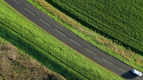Luftaufnahme der Straße mit grünen Feldern, Großbritannien.