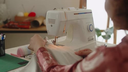 Tailleur méconnaissable travaillant sur une machine à coudre