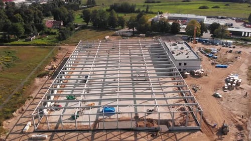 La construcción de una sala con un esqueleto de hormigón sobre cimientos está en marcha