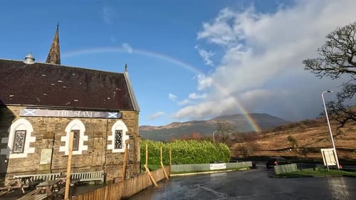 Arc-en-ciel dans les Highlands, Écosse, Royaume-Uni