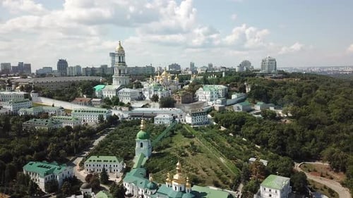 4K-Drohnenaufnahmen von The Holy Dormition Kyiv Caves Lavra an einem bewölkten Sommertag. Gesamter Bereich des L