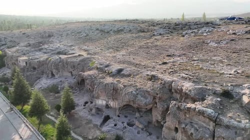 Prähistorische Felsenhäuser und christliches Kloster aus der Römerzeit