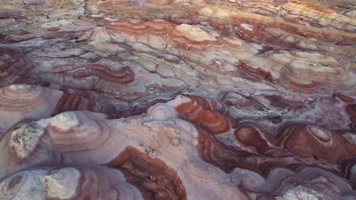 Vue aérienne de survol par drone 4k de Bentonite Hills, Utah, à l'heure d'or avec des paysages martiens colorés