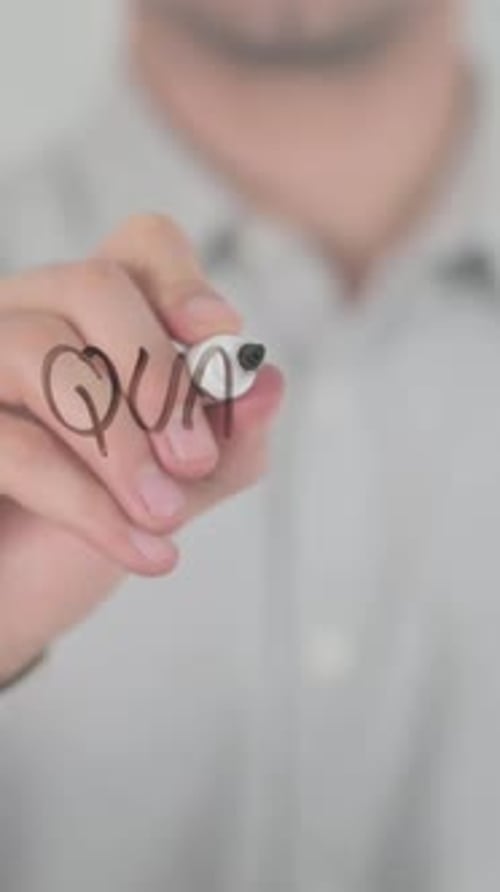 Qualité certifiée, écriture à l'écran avec la main, vidéo verticale