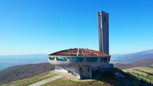 Buzludja en las montañas de Bulgaria: la nave espacial comunista en un soleado día de otoño